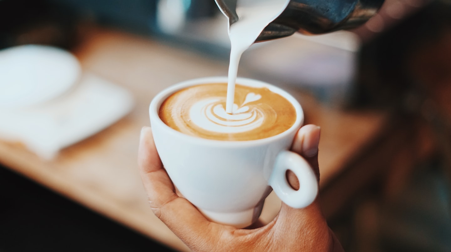 Latte-kahvi, mihin kaadetaan maitoa kuppiin.